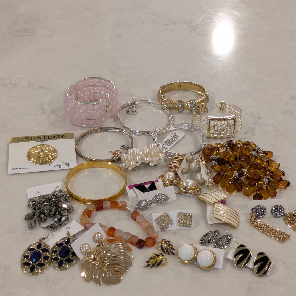Chic Women's Mixed Jewelry Wearable Lot Of 27